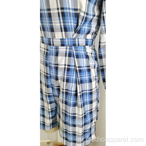 Een slanke jumpsuit met blauw geruite taille